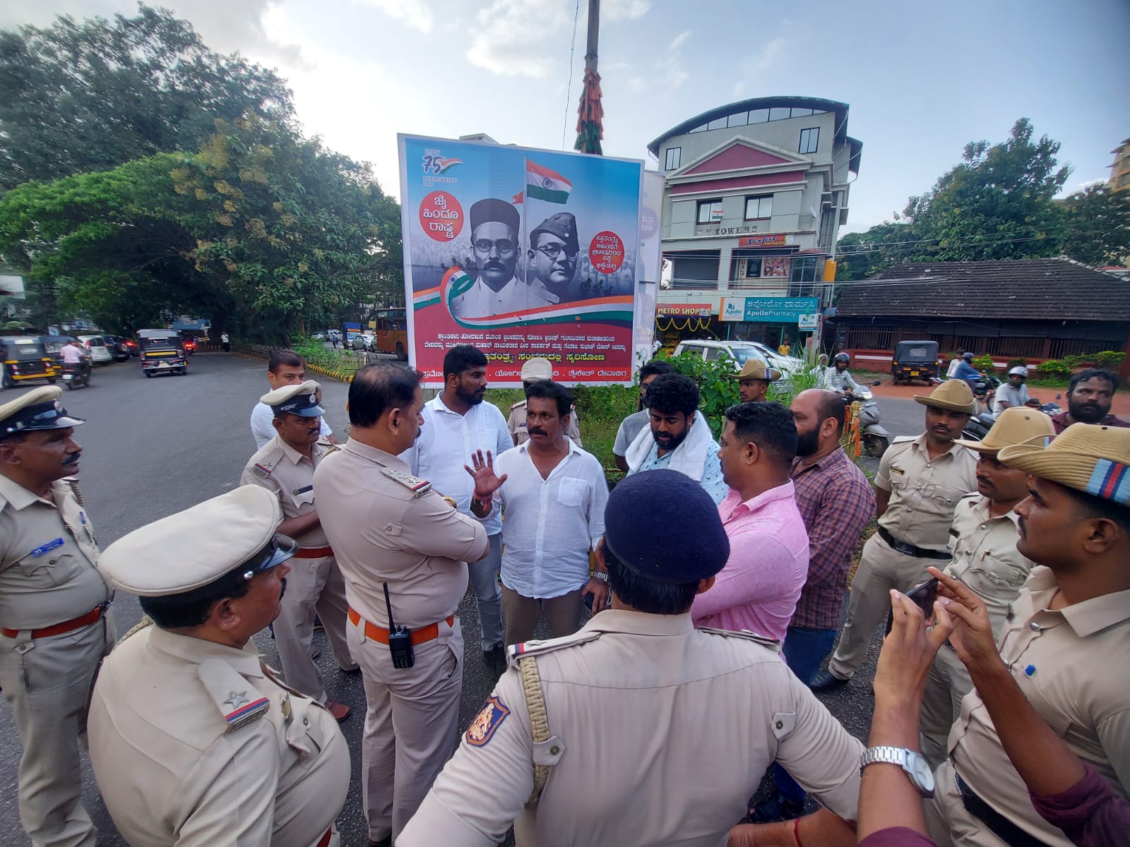 ಬ್ರಹ್ಮಗಿರಿ ಸರ್ಕಲ್‌ನಲ್ಲಿನ ಸಾವರ್ಕರ್ ಫ್ಲೆಕ್ಸ್ ತೆರವಿಗೆ ಗಡುವು; ಹೋರಾಟದ ಎಚ್ಚರಿಕೆ