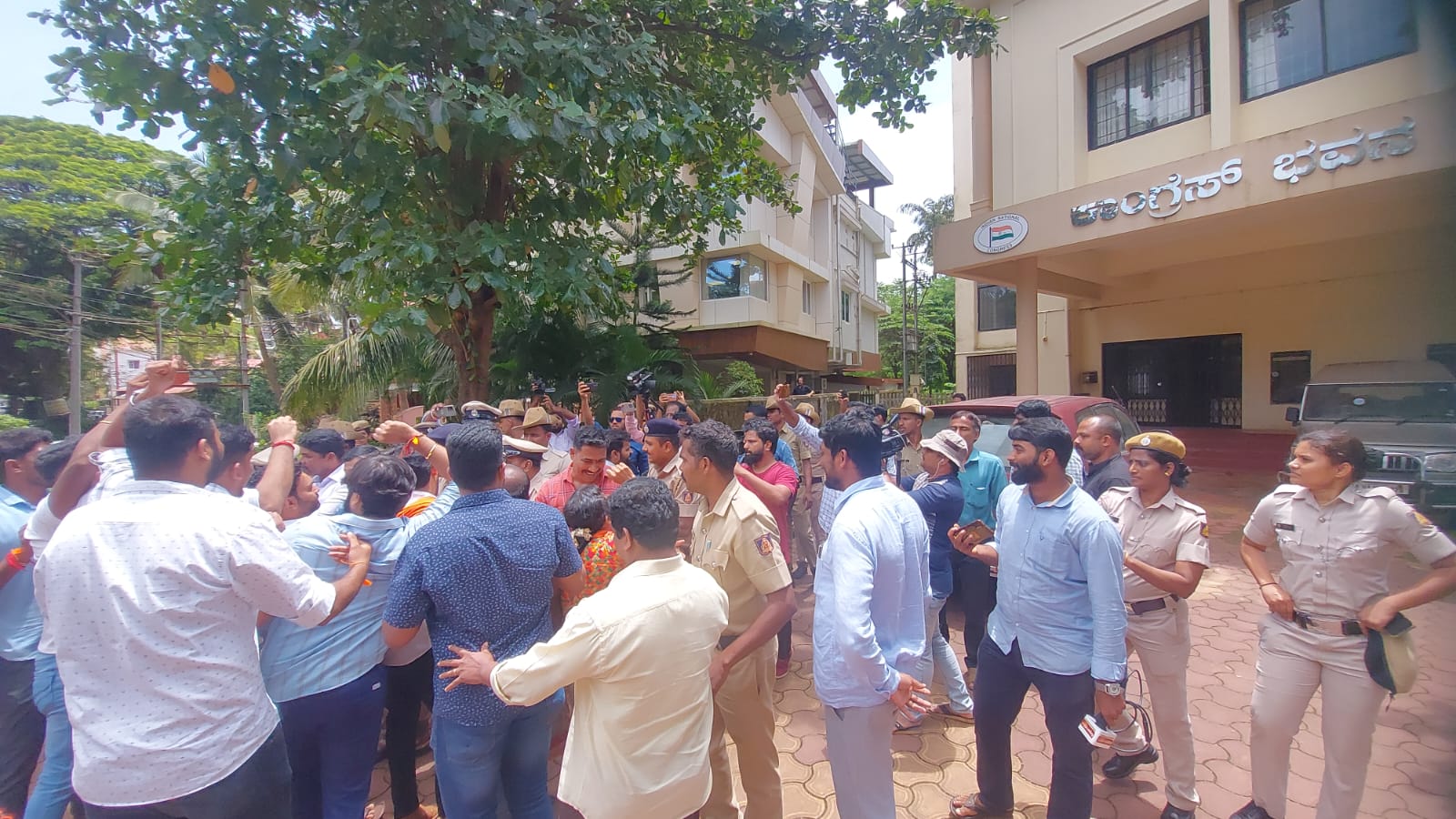 ಬ್ರಹ್ಮಗಿರಿ; ಸಾವರ್ಕರ್ ಫ್ಲೆಕ್ಸ್ ಅಳವಡಿಕೆ ವಿವಾದ: ಬಿಜೆಪಿ ಯುವಮೋರ್ಚಾದಿಂದ ಕಾಂಗ್ರೆಸ್ ಕಚೇರಿಗೆ ಮುತ್ತಿಗೆ ಯತ್ನ