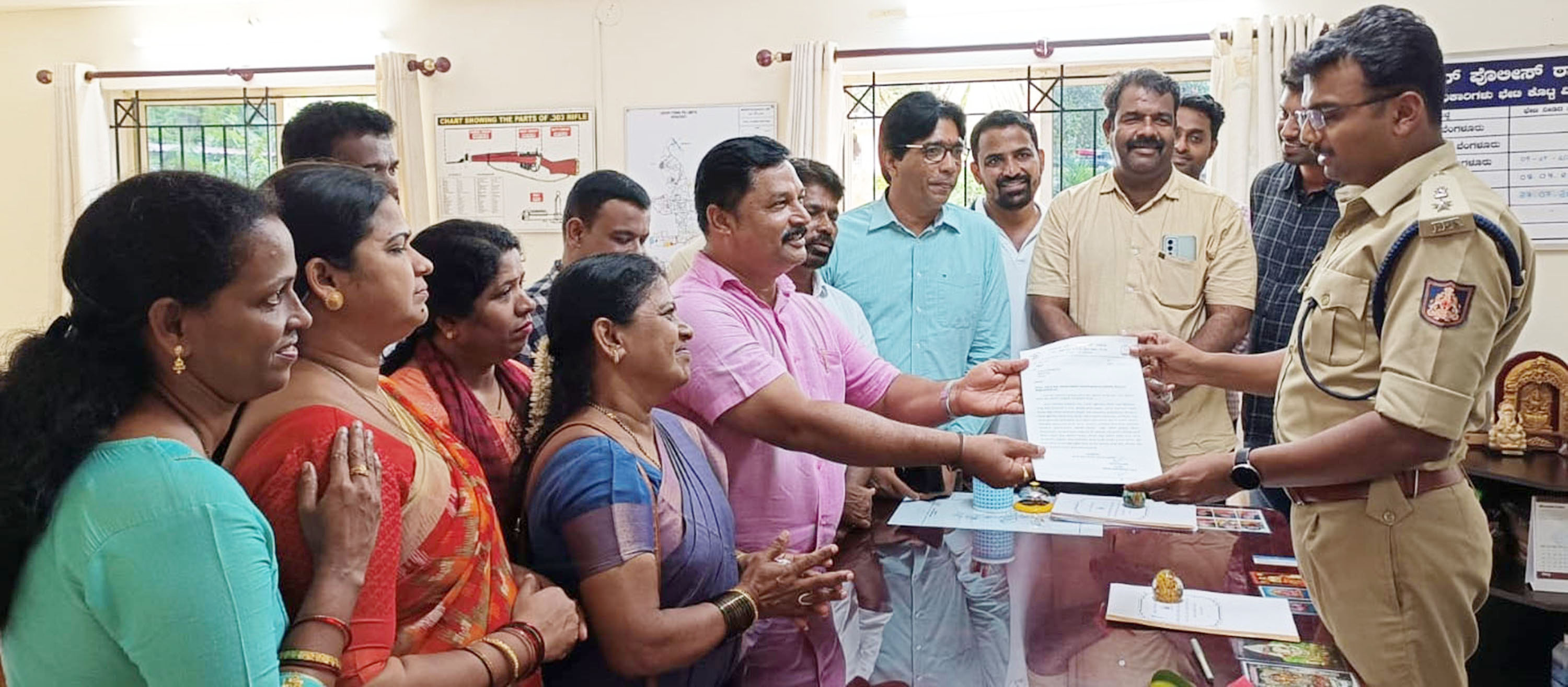 ಕಾಂಗ್ರೆಸ್ ಕಚೇರಿಗೆ ನೀಡಿದ ಪೊಲೀಸ್ ಭದ್ರತೆ ಹಿಂಪಡೆಯಿರಿ: ಎಸ್ಪಿಗೆ ಜಿಲ್ಲಾ ಕಾಂಗ್ರೆಸ್ ಮನವಿ ಕಾಂಗ್ರೆಸ್ ಕಚೇರಿಗೆ ನೀಡಿದ ಪೊಲೀಸ್ ಭದ್ರತೆ ಹಿಂಪಡೆಯಿರಿ: ಎಸ್ಪಿಗೆ ಜಿಲ್ಲಾ ಕಾಂಗ್ರೆಸ್ ಮನವಿ