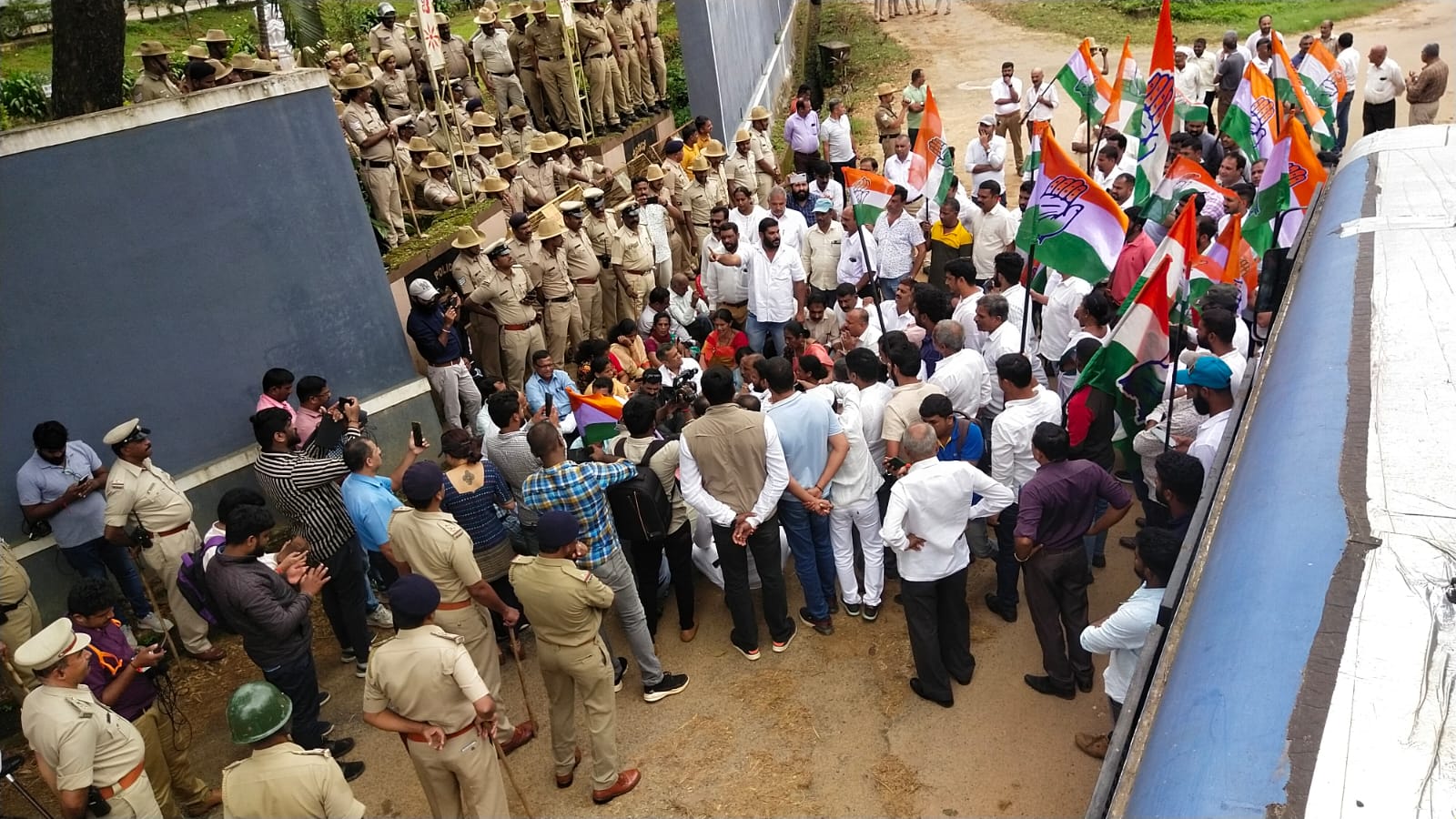 ಮಡಿಕೇರಿಯಲ್ಲಿ ಜಿಲ್ಲಾ ಪೊಲೀಸ್ ವರಿಷ್ಠಾಧಿಕಾರಿ ಕಚೇರಿ ಎದುರು ಪ್ರತಿಭಟನೆ