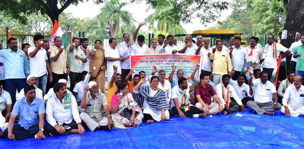 ಮಂಡ್ಯ: ಮೊಟ್ಟೆ ತಿಂದು ಕಾಂಗ್ರೆಸ್, ಪ್ರಗತಿಪರ ಸಂಘಟನೆಗಳಿಂದ ಪ್ರತಿಭಟನೆ