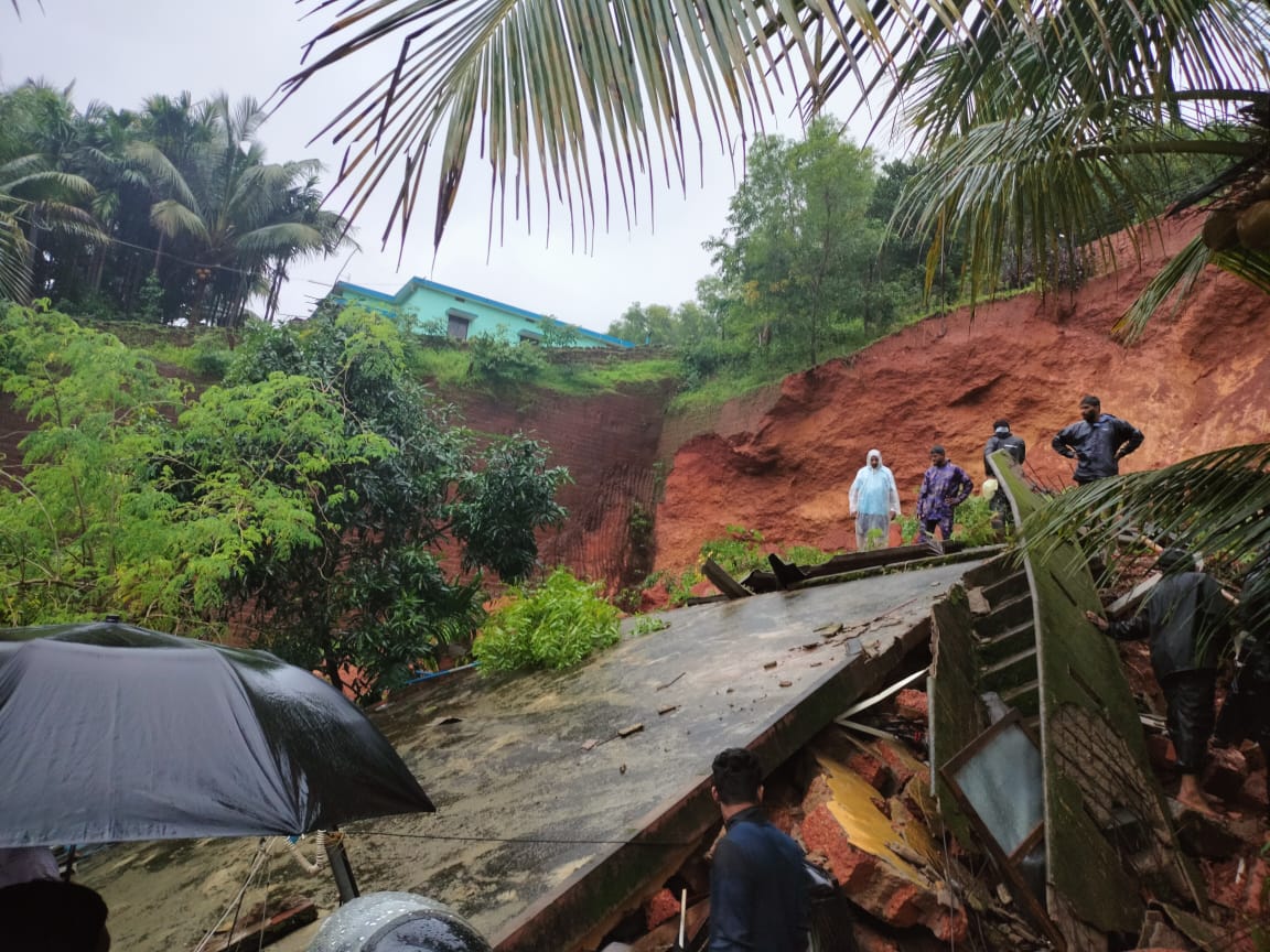 ಭಟ್ಕಳ; ಮನೆ ಮೇಲೆ ಕುಸಿದು ಬಿದ್ದ ಗುಡ್ಡ: ಮಣ್ಣಿನಡಿ ಸಿಲುಕಿದ ಮನೆ ಮಂದಿ