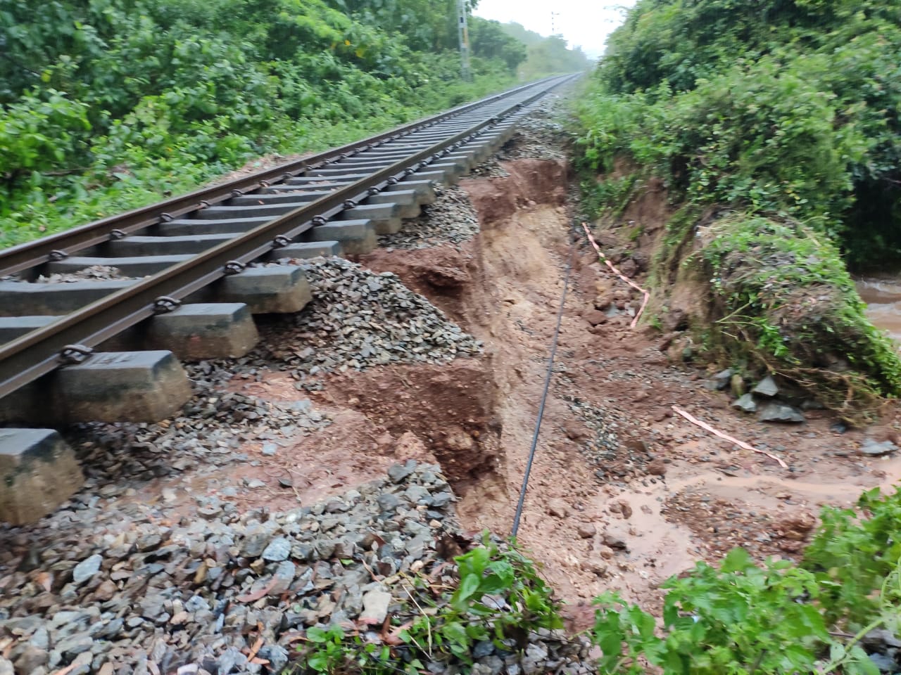 ಭಟ್ಕಳ- ಮುರ್ಡೇಶ್ವರ ಮಧ್ಯೆ ಹಳಿ ಮೇಲೆ ನೀರು: ರೈಲು ಸಂಚಾರ ಅಸ್ತವ್ಯಸ್ತ