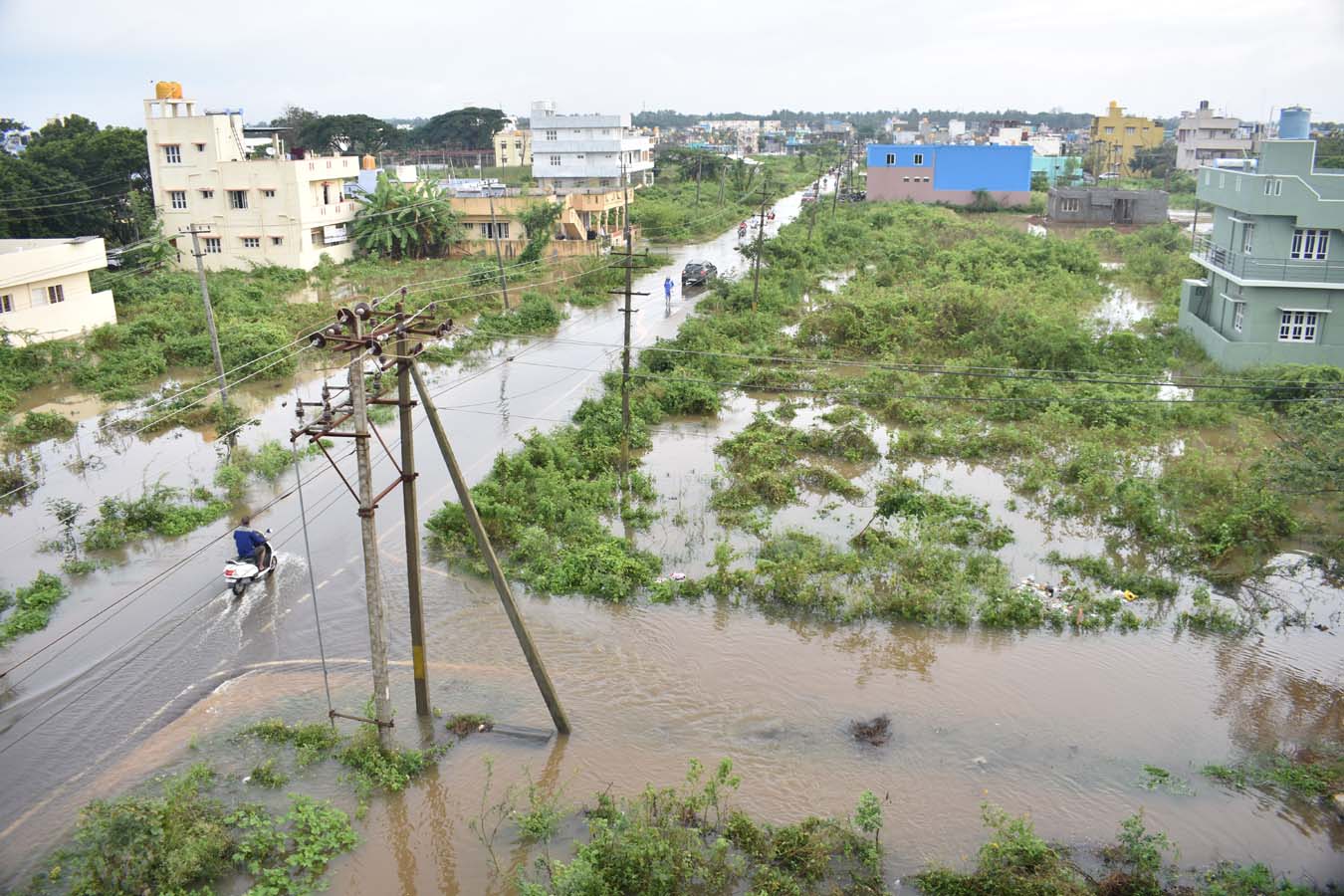ಭಾರೀ ಮಳೆಗೆ ಮಂಡ್ಯ ಜಿಲ್ಲೆ ಜನಜೀವನ ಅಸ್ತವ್ಯಸ್ತ; ಬೆಂಗಳೂರು-ಮೈಸೂರು ಹೆದ್ದಾರಿಯಲ್ಲಿ  ವಾಹನ ಸಂಚಾರ ಸ್ಥಗಿತ