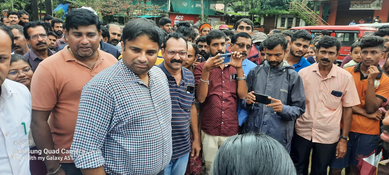 ಕಲ್ಲುಗುಂಡಿ : ನೆರೆಹಾನಿ ಪ್ರದೇಶಕ್ಕೆ ದ.ಕ. ಜಿಲ್ಲಾಧಿಕಾರಿ ಡಾ. ರಾಜೇಂದ್ರ ಭೇಟಿ