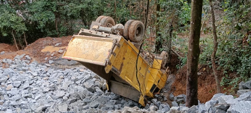 ಕಾರ್ಕಳ: ಸೂಡ ಗ್ರಾಮದಲ್ಲಿ ಟಿಪ್ಪರ್ ಮಗುಚಿ ಬಿದ್ದು ಚಾಲಕ ಸ್ಥಳದಲ್ಲೇ ಮೃತ್ಯು