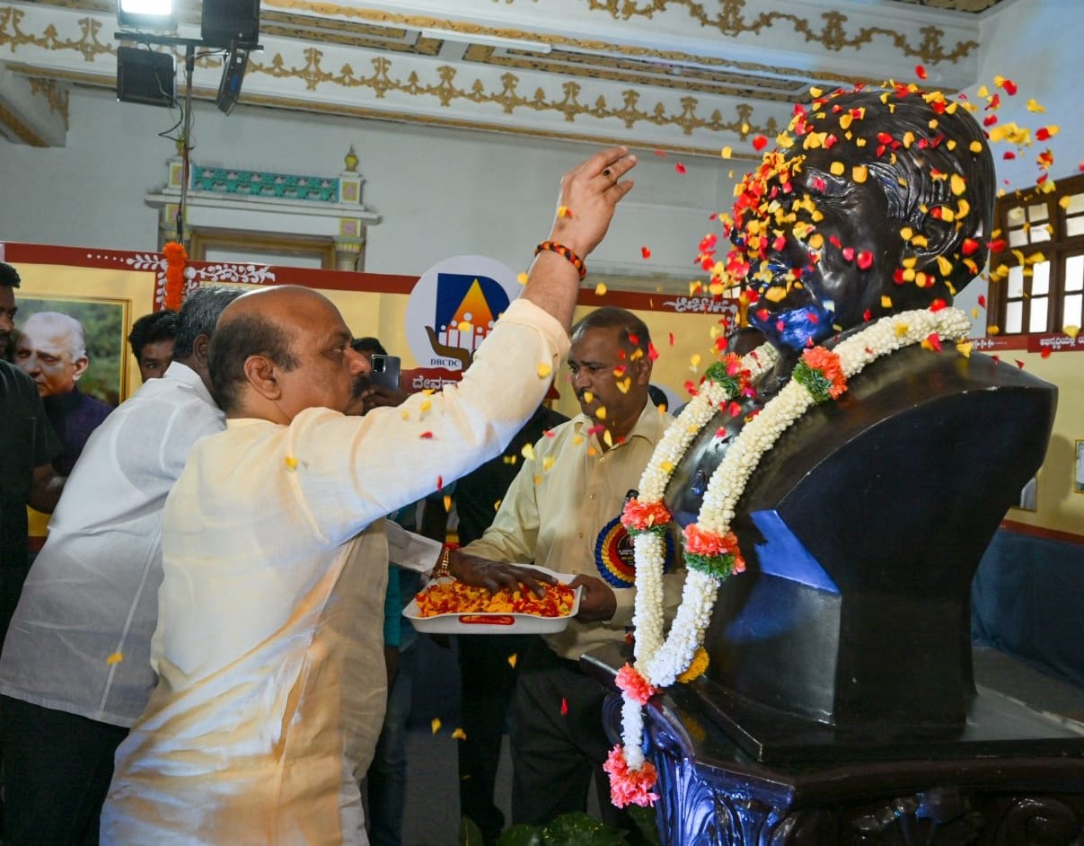 ದೇವರಾಜ ಅರಸು ಜನ್ಮದಿನ: ಸಿಎಂ ಬೊಮ್ಮಾಯಿ ಪುಷ್ಪ ನಮನ