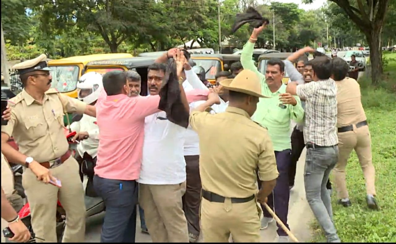 ಸಚಿವ ಎಸ್.ಟಿ.ಸೋಮಶೇಖರ್ ಗೆ ಕಾಂಗ್ರೆಸ್‍ ಕಾರ್ಯಕರ್ತರಿಂದ ಕಪ್ಪು ಬಾವುಟ ಪ್ರದರ್ಶನ