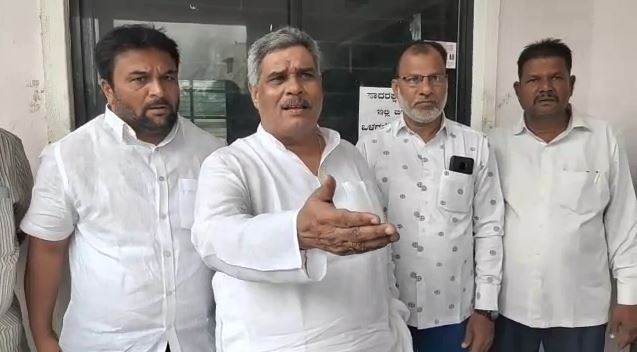 ವಿಜಯಪುರ | ಸಾವರ್ಕರ್ ಫೋಟೊ ಅಂಟಿಸಿದ ಆರೋಪಿಯ ಶೀಘ್ರ ಬಂಧನಕ್ಕೆ ಕಾಂಗ್ರೆಸ್ ಆಗ್ರಹ