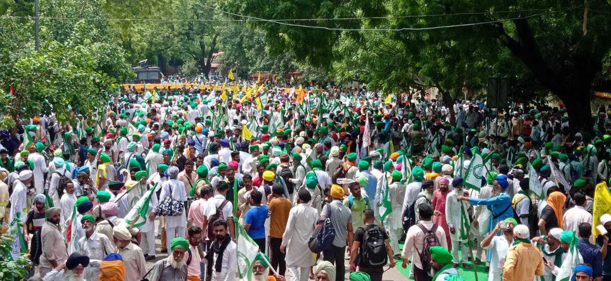 ದಿಲ್ಲಿಯಲ್ಲಿ ರೈತರ ಬೃಹತ್ ಪ್ರತಿಭಟನೆ: ಮಹಾಪಂಚಾಯತ್ ನಲ್ಲಿ ಸಾವಿರಾರು ರೈತರು ಭಾಗಿ
