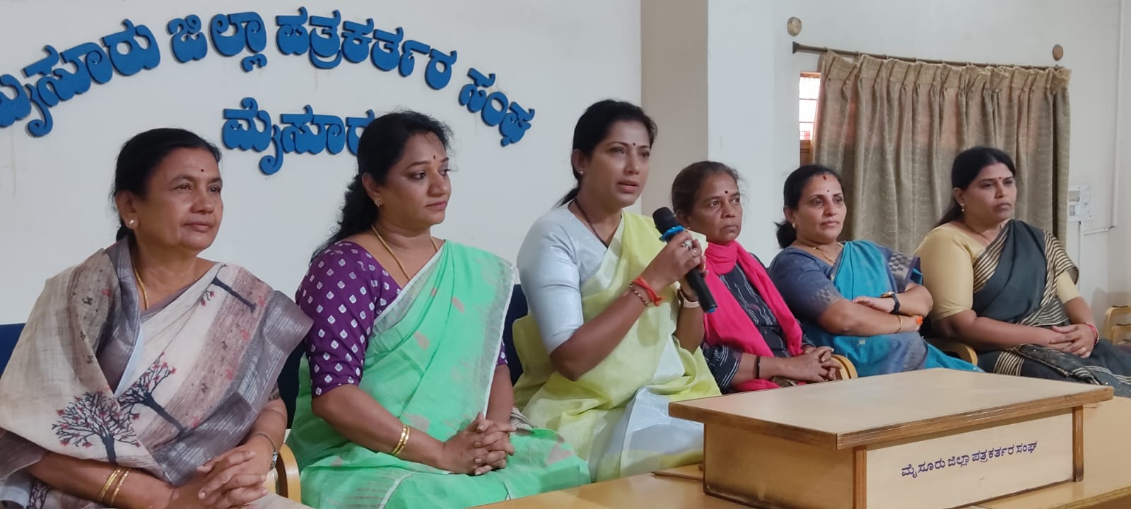 ಸಿದ್ದರಾಮಯ್ಯರ ಕಾರಿನ ಮೇಲೆ ಮೊಟ್ಟೆ ಎಸೆದವರು ರಣಹೇಡಿಗಳು: ಡಾ.ಪುಷ್ಪಾ ಅಮರ್‌ನಾಥ್