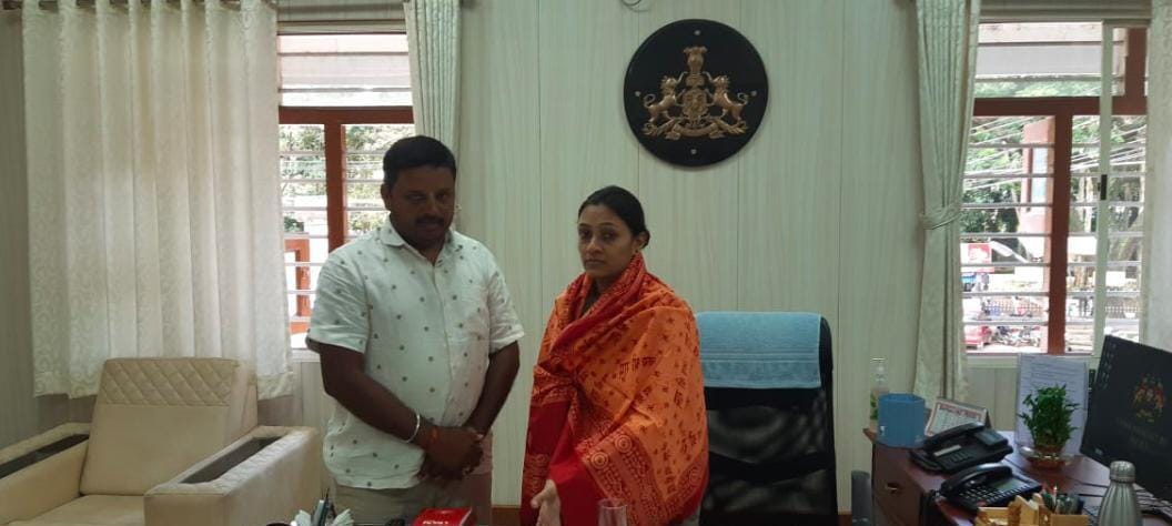 ಚಿಕ್ಕಮಗಳೂರು | BJP ಮುಖಂಡ ನೀಡಿದ ಕೇಸರಿ ಶಾಲು ಹೊದ್ದು ಫೋಟೊ ಕ್ಲಿಕ್ಕಿಸಿಕೊಂಡ ಎಸ್ಪಿ