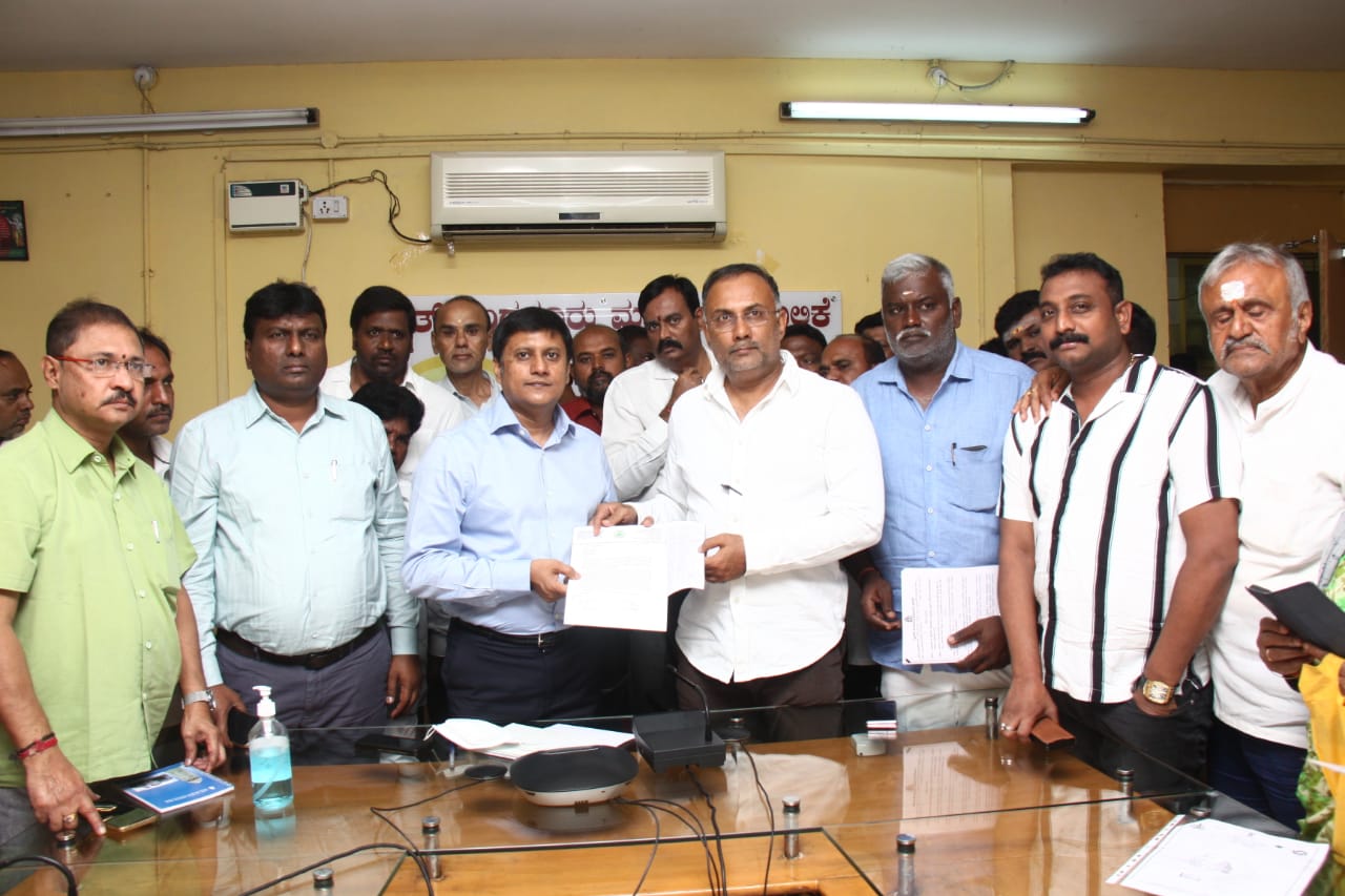 ಬೆಂಗಳೂರು: ಕೋವಿಡ್‍ನಿಂದ ಮೃತಪಟ್ಟವರ ಕುಟುಂಬದ ಸದಸ್ಯರಿಗೆ ಪರಿಹಾರ ಧನ ಬಿಡುಗಡೆಗೆ ಆಗ್ರಹ