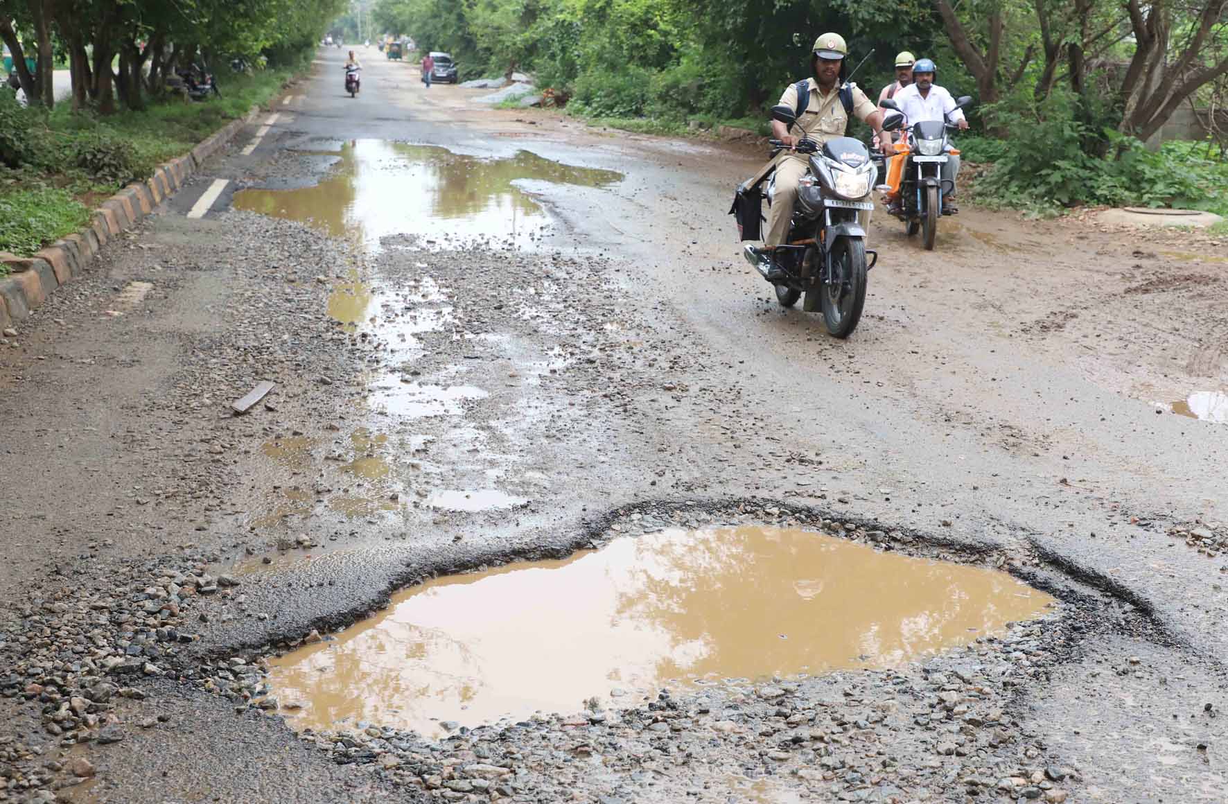 ಬೆಂಗಳೂರು: ಭಾರೀ ಮಳೆಗೆ 4,545 ಹೊಸ ರಸ್ತೆ ಗುಂಡಿಗಳು ಪತ್ತೆ!