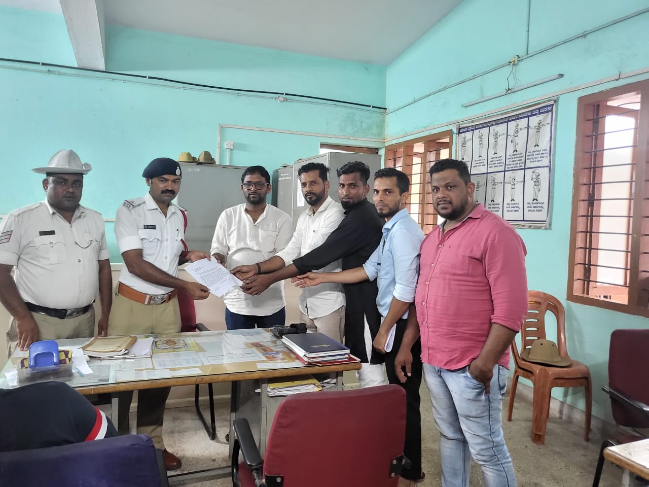 ಬೈಕಂಪಾಡಿ, ಅಂಗರಗುಂಡಿ ರಸ್ತೆಯ ಇಕ್ಕೆಲಗಳಲ್ಲಿ ಲಾರಿಗಳು ಪಾರ್ಕಿಂಗ್; ಜನರಿಗೆ ತೊಂದರೆಯಾಗುವ ಕುರಿತು ಪೊಲೀಸರಿಗೆ ಮನವಿ