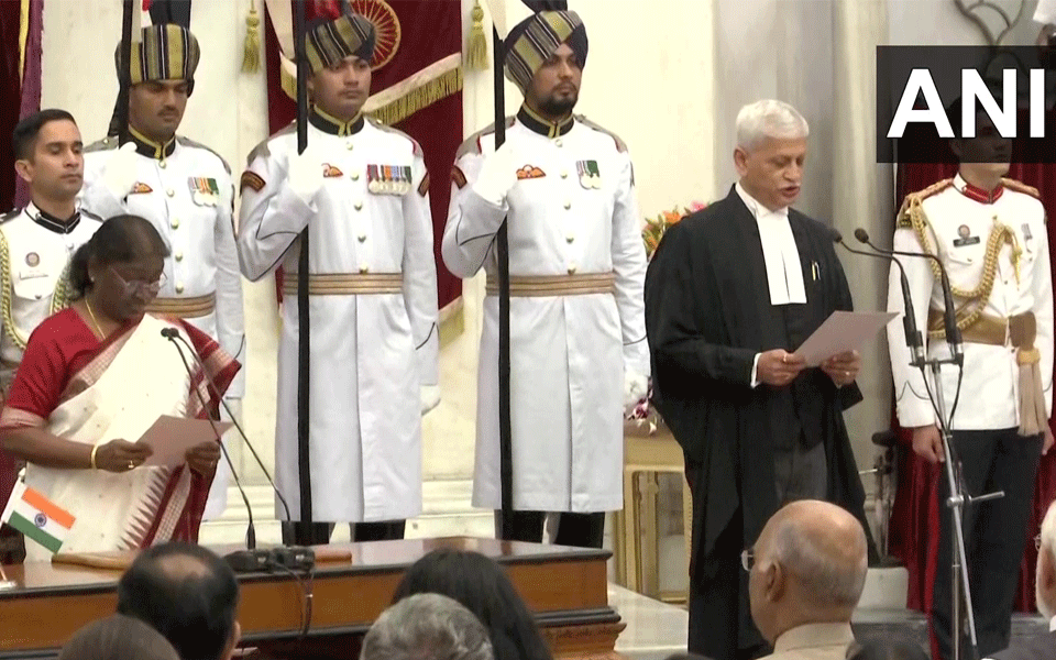 ಭಾರತದ 49 ನೇ ಮುಖ್ಯ ನ್ಯಾಯಮೂರ್ತಿಯಾಗಿ ಜಸ್ಟಿಸ್  ಯು.ಯು. ಲಲಿತ್ ಪ್ರಮಾಣ ವಚನ ಸ್ವೀಕಾರ