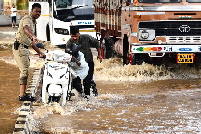 ಬೆಂಗಳೂರು: ಧಾರಾಕಾರ ಮಳೆಗೆ ಸಂಚಾರ ಅಸ್ತವ್ಯಸ್ತ