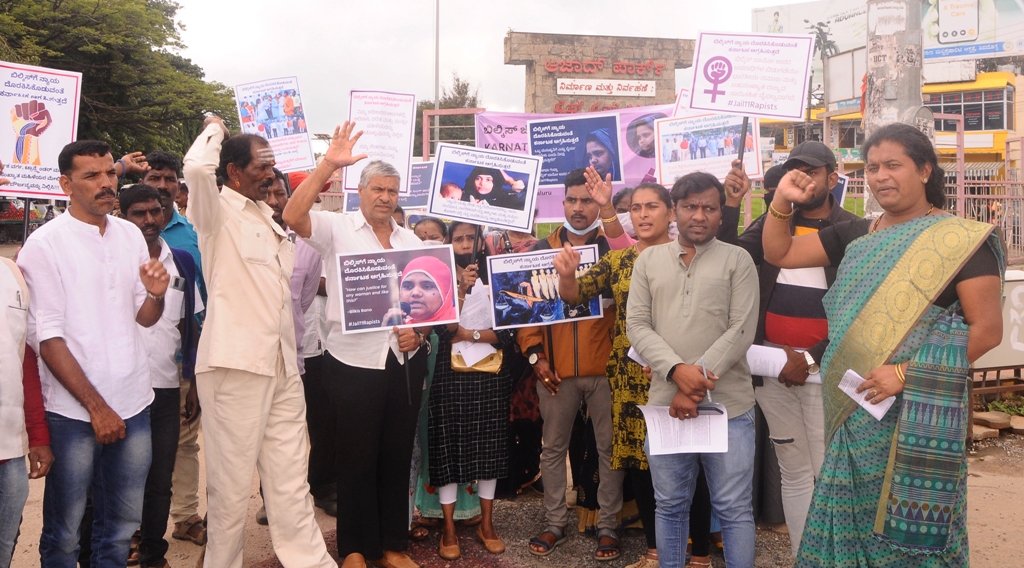 ಚಿಕ್ಕಮಗಳೂರು: ಬಿಲ್ಕಿಸ್‍ಬಾನು ಪ್ರಕರಣದ ಆರೋಪಿಗಳ ಬಿಡುಗಡೆ ಖಂಡಿಸಿ ತೃತೀಯ ಲಿಂಗಿಗಳು, ಪ್ರಗತಿಪರರಿಂದ ಪ್ರತಿಭಟನೆ