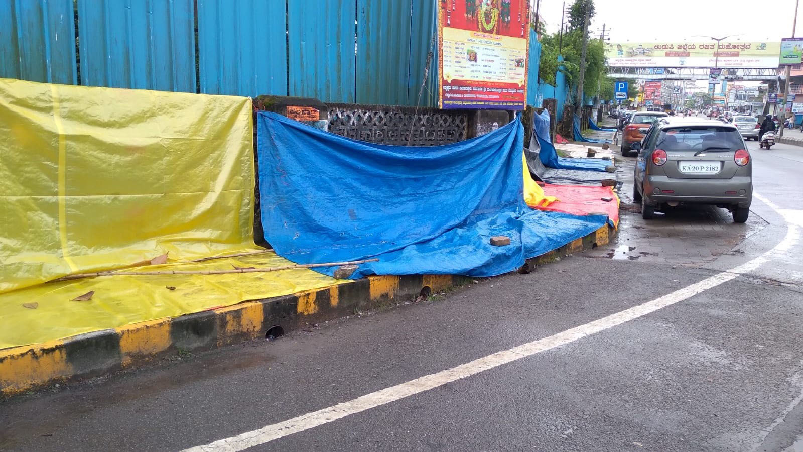 ಪಾದಚಾರಿ ರಸ್ತೆಯಲ್ಲಿ ನಡೆದಾಡಲು ಅಡ್ಡಿ: ಆರೋಪ