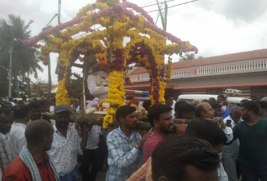 ಚಿಕ್ಕಪ್ಪನ ಪಾರ್ಥೀವ ಶರೀರಕ್ಕೆ ಹೆಗಲು ಕೊಟ್ಟ ಶಾಸಕ ಡಾ.ಯತೀಂದ್ರ: ಸಹೋದರನ ಮೃತದೇಹ ಕಂಡು ಬಾವುಕರಾದ ಸಿದ್ಧರಾಮಯ್ಯ