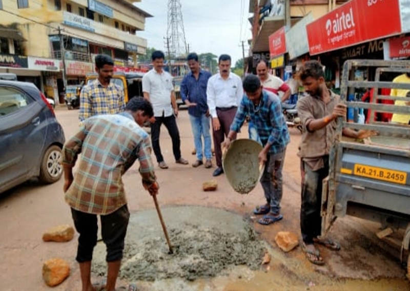 ಕೆವಿಜಿ ಕಾಲೇಜಿನ ಮಾಜಿ ಪ್ರಿನ್ಸಿಪಾಲ್ ಡಾ.ಎನ್.ಎ.ಜ್ಞಾನೇಶ್‌ರಿಂದ ಸುಳ್ಯ ನಗರ ರಸ್ತೆಯ ಹೊಂಡಕ್ಕೆ ತೇಪೆ