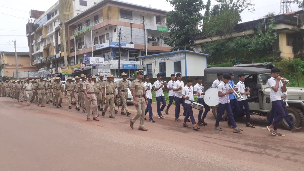 ಬೆಳ್ಳಾರೆ; ಡಿವೈಎಸ್ಪಿ ನೇತೃತ್ವದಲ್ಲಿ ಪೊಲೀಸ್ ಪಥಸಂಚಲನ