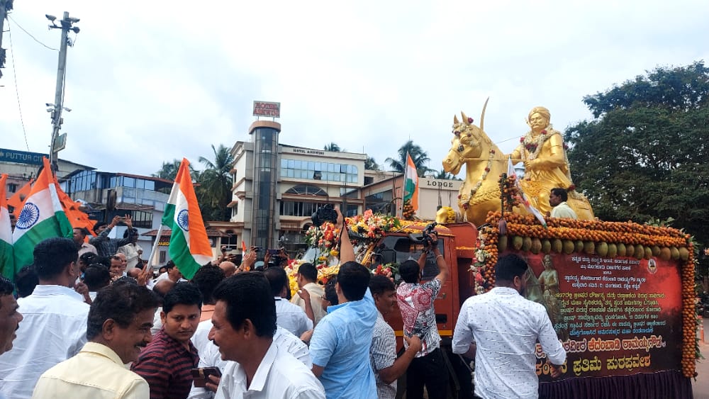 ರಾಮಯ್ಯ ಗೌಡ ಕಂಚಿನ ಪುತ್ತಳಿ ಪುರ ಪ್ರವೇಶ; ಪುತ್ತೂರಿನಲ್ಲಿ ಸಾರ್ವಜನಿಕರಿಂದ ಸ್ವಾಗತ
