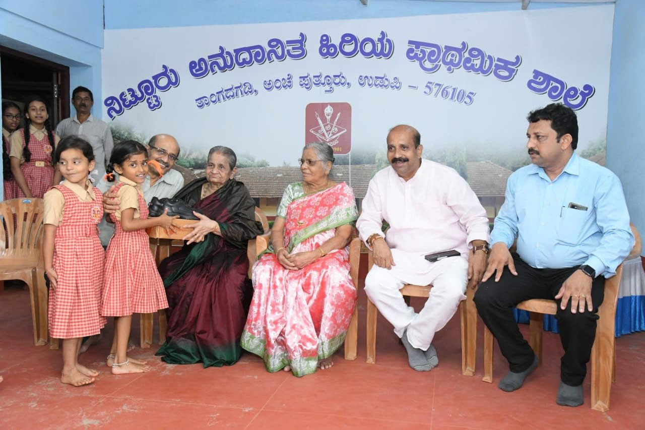 ಶಾಲಾ ಮಕ್ಕಳಿಗೆ ಪುಸ್ತಕ, ಶೂ ವಿತರಿಸಿ ಉಡುಪಿ ಶಾಸಕರಿಂದ ತಾಯಿಯ ಜನ್ಮದಿನಾಚರಣೆ