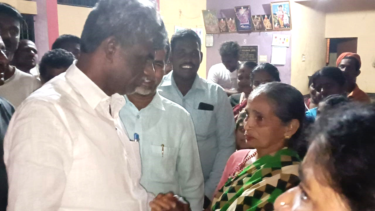 ಭಟ್ಕಳ | ಗುಡ್ಡ ಕುಸಿತ ಅವಘಡ ಸಂಭವಿಸಿದ ಮುಟ್ಟಳ್ಳಿಗೆ ಸಚಿವ ಕೋಟ ಭೇಟಿ