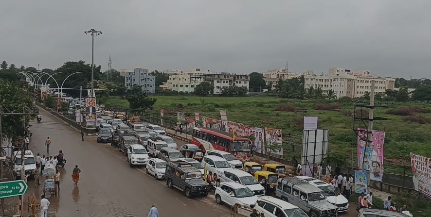 ಸಿದ್ದರಾಮಯ್ಯ ಅಮೃತ ಮಹೋತ್ಸವಕ್ಕೆ ಆಗಮಿಸುತ್ತಿರುವ ಜನಸ್ತೋಮ: ದಾವಣಗೆರೆ ರಾ.ಹೆದ್ದಾರಿಯಲ್ಲಿ ಟ್ರಾಫಿಕ್ ಜಾಮ್