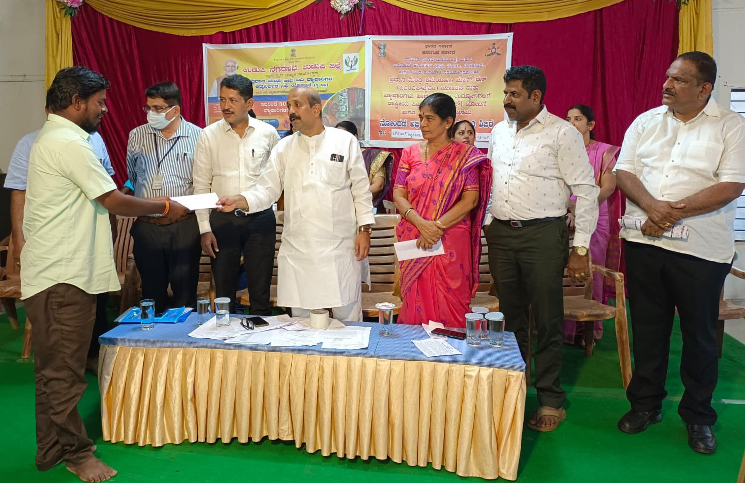 ಬೀದಿಬದಿ ವ್ಯಾಪಾರಿಗಳ ಆತ್ಮನಿರ್ಭರ ನಿಧಿ ಯೋಜನೆ, ಇ-ಶ್ರಮ್ ಕಾರ್ಡ್ ವಿತರಣೆ