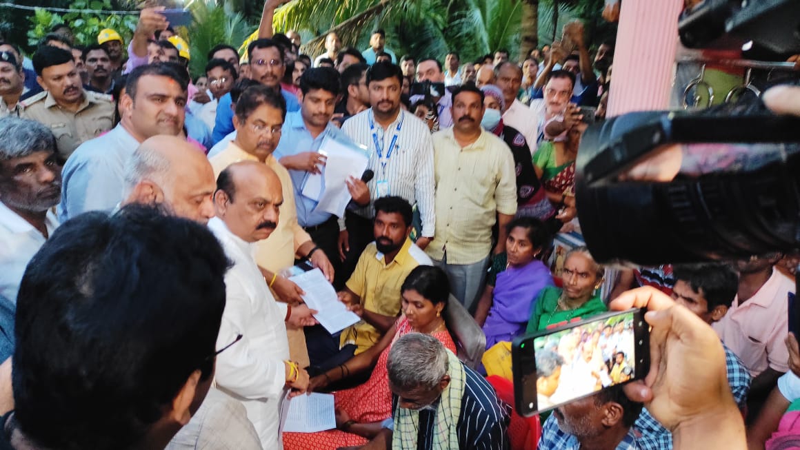 ಪ್ರವಾಹ ಪೀಡಿತ ಭಟ್ಕಳಕ್ಕೆ ಸಿಎಂ ಬಸವರಾಜ ಬೊಮ್ಮಾಯಿ ಭೇಟಿ; ಮೃತರ ಕುಟುಂಬಸ್ಥರಿಗೆ ಪರಿಹಾರದ ಚೆಕ್ ವಿತರಣೆ