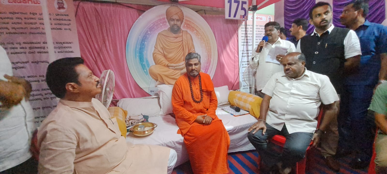 ಸತ್ಯಾಗ್ರಹ ನಿಲ್ಲಿಸುವಂತೆ ವಾಲ್ಮೀಕಿ ಗುರು ಪೀಠದ ಶ್ರೀಗಳಿಗೆ ಎಚ್‍ಡಿಕೆ ಮನವಿ