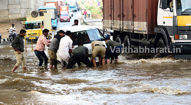 ಬೆಂಗಳೂರಿನಲ್ಲಿ ಮಳೆ: ಹಲವು ಬಡಾವಣೆ ಜಲಾವೃತ, ಮನೆ ಗೋಡೆ ಕುಸಿತ