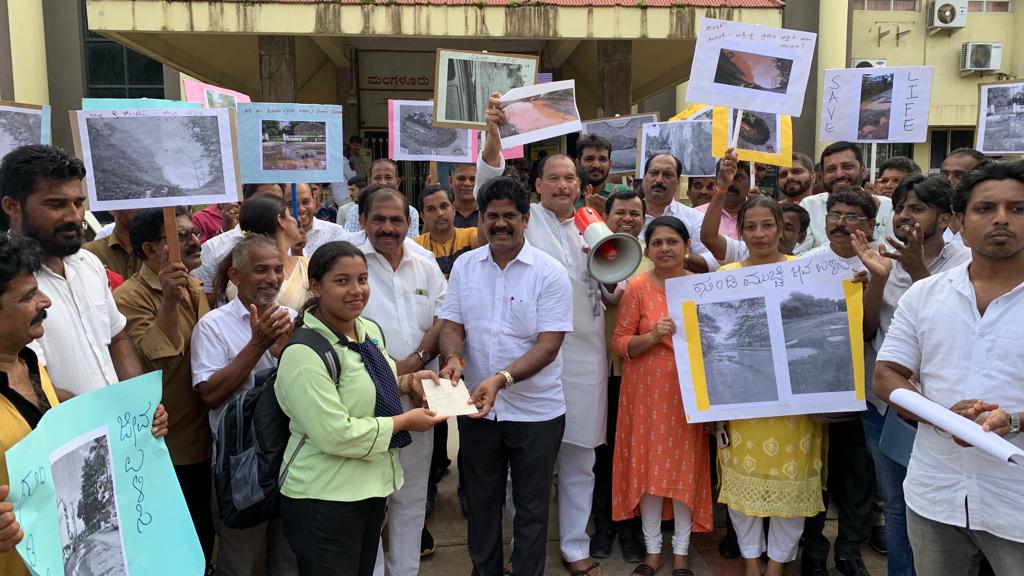 ಮಂಗಳೂರು: ‘ರಸ್ತೆ ಗುಂಡಿ’ ಹುಡುಕುವ ಸ್ಪರ್ಧೆಯ ವಿಜೇತರಿಗೆ ಬಹುಮಾನ ವಿತರಣೆ