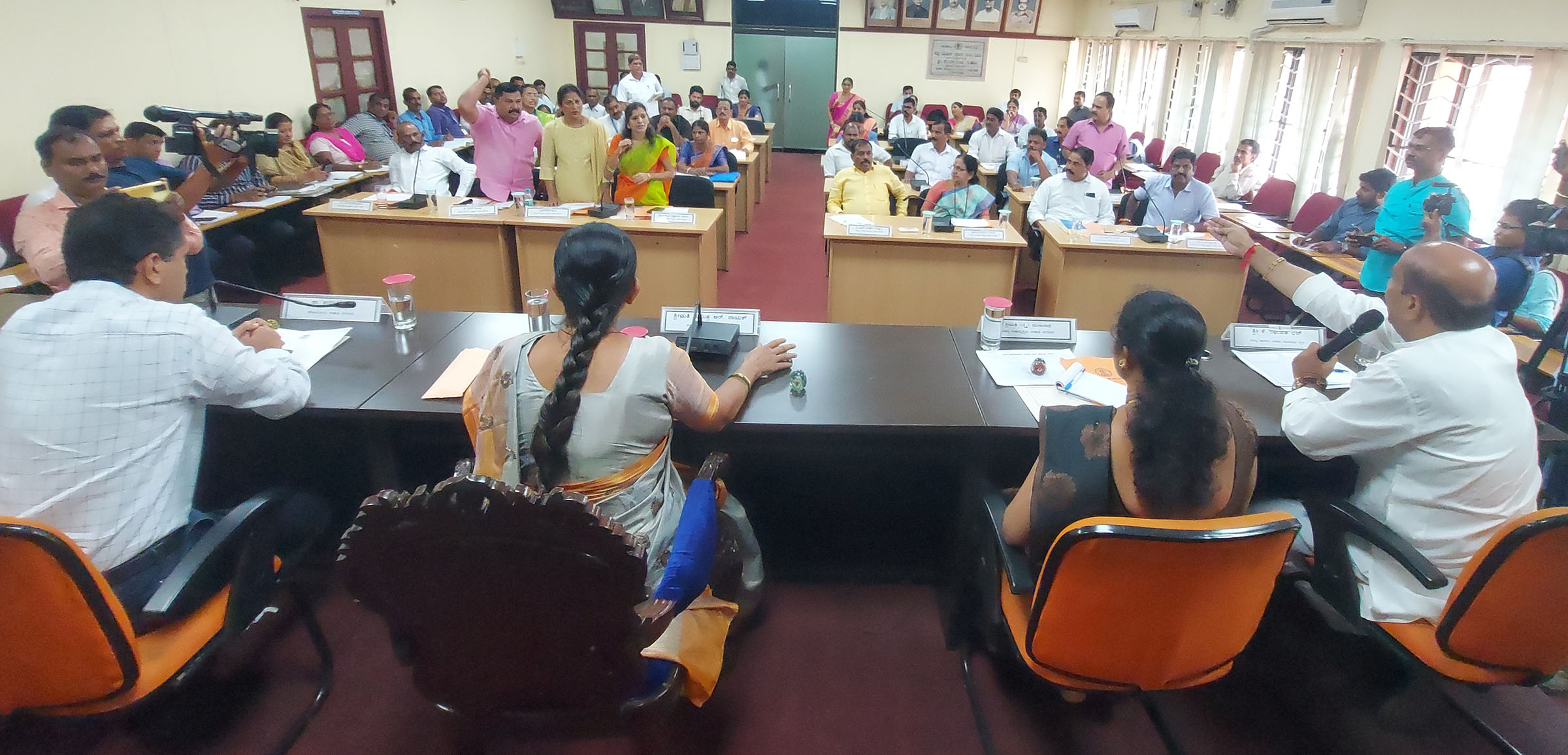 ಕಿನ್ನಿಮುಲ್ಕಿ ಮೀನು ಮಾರಾಟದ ಶೆಡ್ ತೆರವು ಪ್ರಕರಣ; ಉಡುಪಿ ನಗರಸಭೆ ಸದಸ್ಯರ ಮಧ್ಯೆ ವಾಗ್ವಾದ- ಗದ್ದಲ