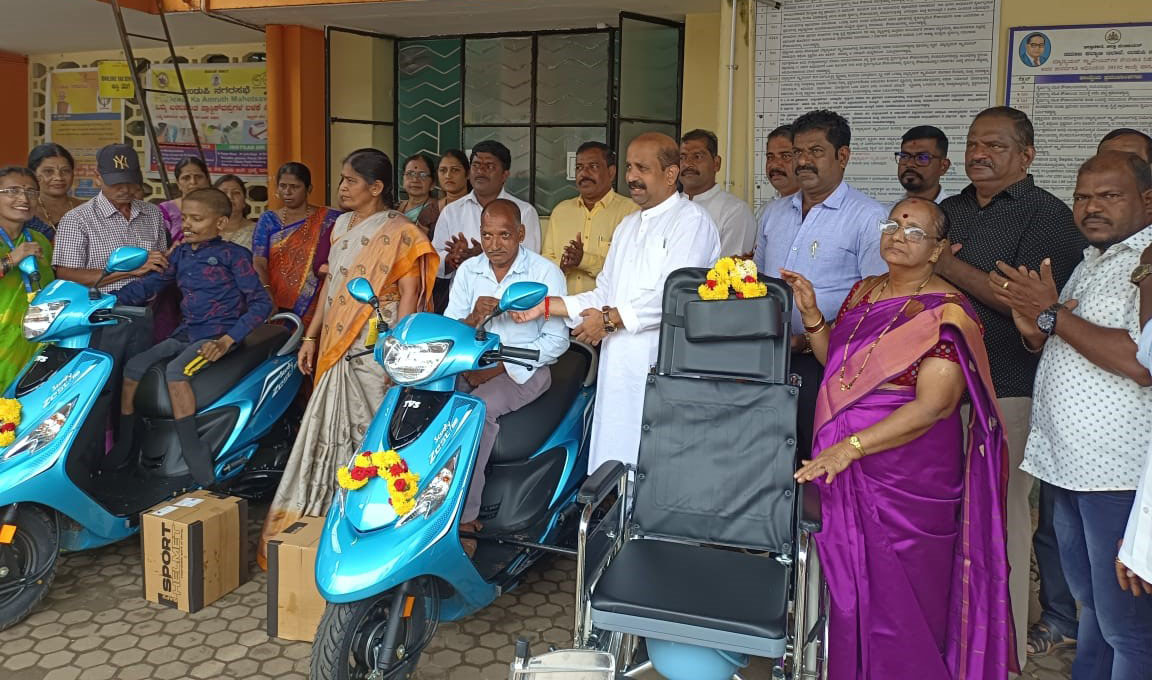 ವಿಕಲಚೇತನರಿಗೆ ಟ್ರೈಸ್ಕೂಟರ್ -ವೀಲ್‌ಚೇರ್ ವಿತರಣೆ