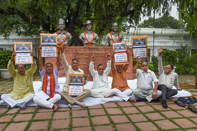 ಶಾಸಕರಿಂದ ಆಹೋರಾತ್ರಿ ಪ್ರತಿಭಟನೆ: ದಿಲ್ಲಿ ವಿಧಾನ ಸಭೆಯ ಸಚಿವಾಲಯಕ್ಕೆ ಸಂಸದರಿಗೆ ನಿಷೇಧ