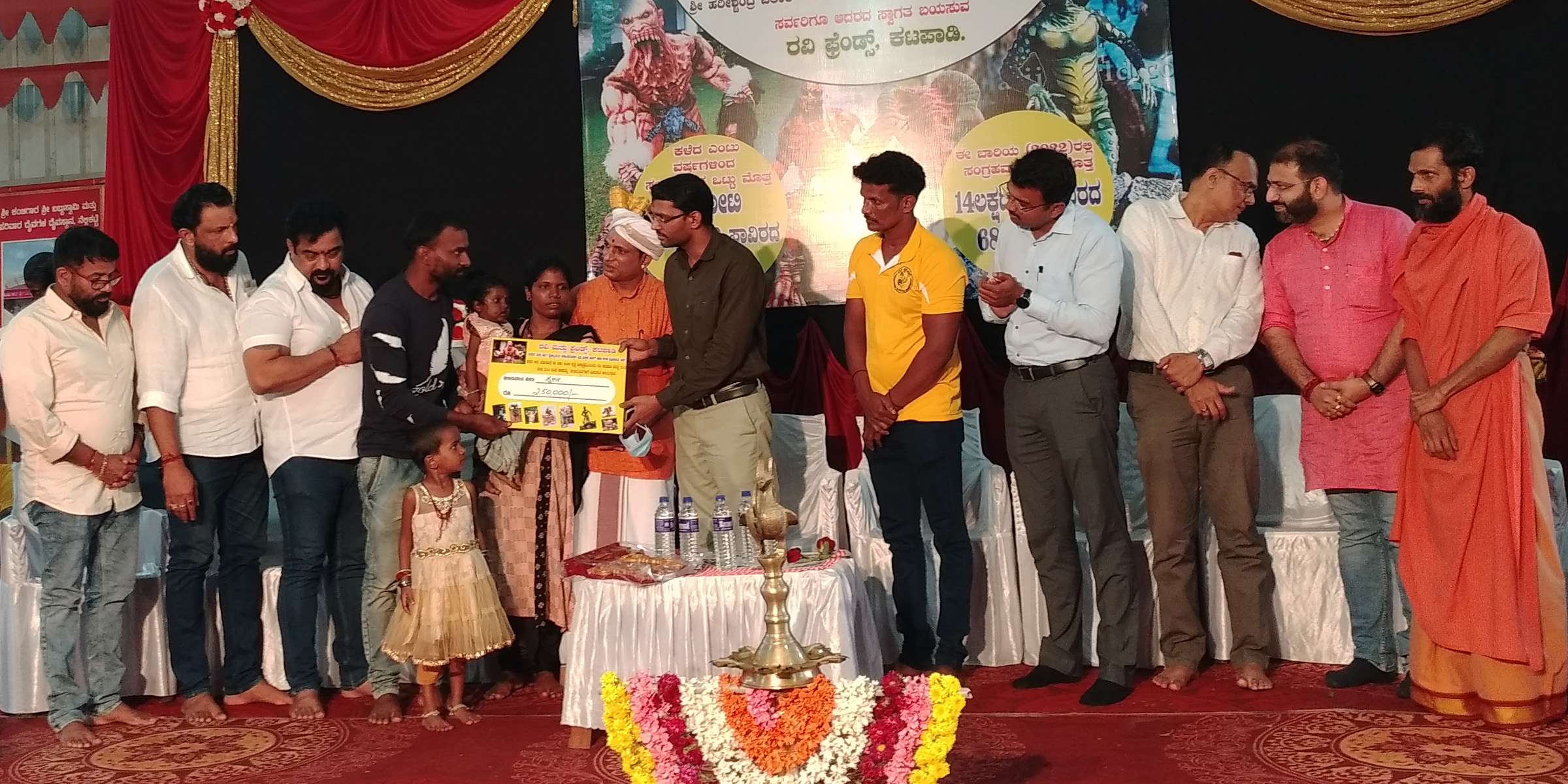 ರವಿ ಕಟಪಾಡಿ, ಫ್ರೆಂಡ್ಸ್  ತಂಡ ವೇಷಧಾರಿಯಾಗಿ ಸಂಗ್ರಹಿಸಿದ 14 ಲಕ್ಷ ರೂ. ಅನಾರೋಗ್ಯ ಪೀಡಿತ ಮಕ್ಕಳ ನೆರವಿಗೆ ಹಸ್ತಾಂತರ