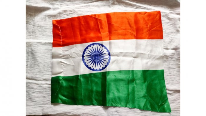 ಸರಿಯಾಗಿ ಹೊಲಿಯದ ತ್ರಿವರ್ಣ ಧ್ವಜಗಳನ್ನು ಮಾರಾಟ ಮಾಡಿದ ರಾಜ್ಯ ಬಿಜೆಪಿ ಕಚೇರಿ