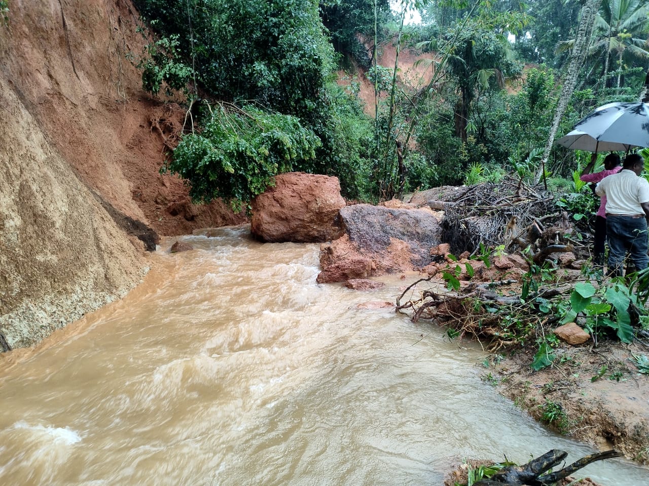ಭಾರೀ ಮಳೆಗೆ ಕೊಡಗಿನ ಗಡಿ ಗ್ರಾಮಗಳಲ್ಲಿ ಜನಜೀವನ ಅಸ್ತವ್ಯಸ್ತ: ಸಂಪಾಜೆ, ಕಲ್ಲುಗುಂಡಿ ಹೆದ್ದಾರಿ ಜಲಾವೃತ