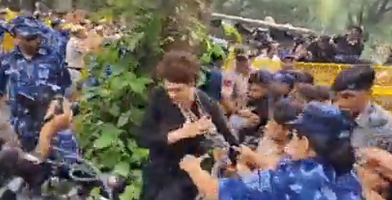 ಬೆಲೆ ಏರಿಕೆ ವಿರುದ್ಧ ಪ್ರತಿಭಟನೆ ವೇಳೆ ಬ್ಯಾರಿಕೇಡ್  ದಾಟಿದ ಪ್ರಿಯಾಂಕಾ ಗಾಂಧಿಯನ್ನು ವಶಕ್ಕೆ ಪಡೆದ ಪೊಲೀಸರು