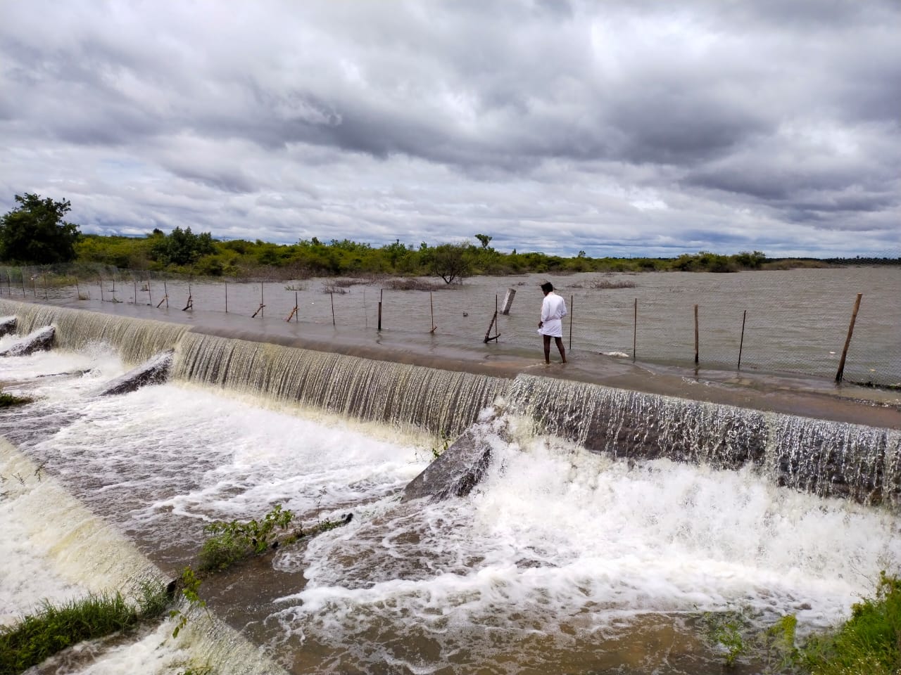 ಹೊಸದುರ್ಗ: ಭಾರೀ ಮಳೆಗೆ ಕೋಡಿಬಿದ್ದ ಬಲ್ಲಾಳಸಮುದ್ರ ಕೆರೆ