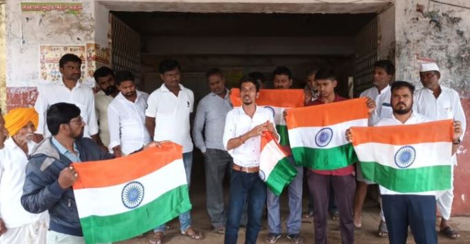 ಸಿಂದಗಿ: ರಾಷ್ಟ್ರಧ್ವಜಕ್ಕೆ ಅವಮಾನ ಖಂಡಿಸಿ ಪ್ರತಿಭಟನೆ, ತಪ್ಪಿತಸ್ಥರ ವಿರುದ್ಧ ಕ್ರಮಕ್ಕೆ ಆಗ್ರಹ