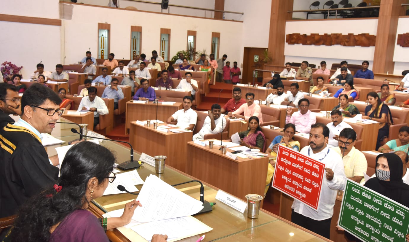 ಸ್ಮಾರ್ಟ್ ಸಿಟಿಯಲ್ಲಿ ಬಗೆಹರಿಯದ ನೀರಿನ ಸಮಸ್ಯೆ; ಮನಪಾ ಸಭೆಯಲ್ಲೇ ಸದಸ್ಯರಿಬ್ಬರ ಪ್ರತಿಭಟನೆ