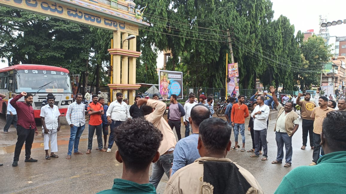 ಕೋಲಾರ: ಆರೆಸ್ಸೆಸ್ ಮುಖಂಡನಿಗೆ ಚಾಕು ಇರಿತ, ಕಾರ್ಯಕರ್ತರಿಂದ ಪ್ರತಿಭಟನೆ