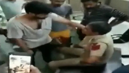 ದಿಲ್ಲಿ ಪೊಲೀಸ್‌ ಠಾಣೆಗೆ ನುಗ್ಗಿ ಕಾನ್ಸ್‌ಟೇಬಲ್‌ ಮೇಲೆ ಹಲ್ಲೆಗೈದ ಗುಂಪು: ಓರ್ವನ ಬಂಧನ