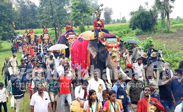 ಮೈಸೂರು ದಸರಾ | ಗಜಪಯಣಕ್ಕೆ ಚಾಲನೆ: ಮೈಸೂರಿನತ್ತ ಹೆಜ್ಜೆ ಹಾಕಿಲಾರಂಭಿಸಿದ ಆನೆಗಳು