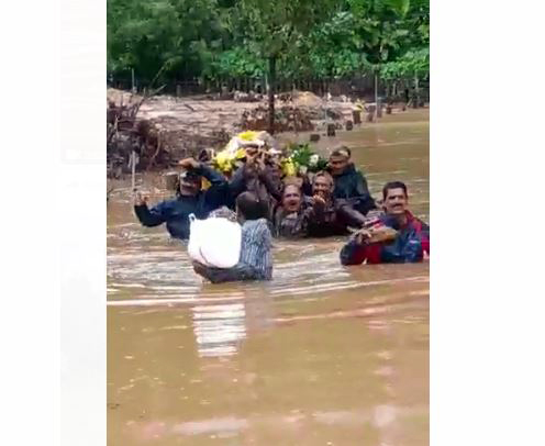 ತೀರ್ಥಹಳ್ಳಿ | ಎದೆಮಟ್ಟದ ನೆರೆ ನೀರಿನಲ್ಲಿ ಮೃತದೇಹ ಹೊತ್ತೊಯ್ದು ಅಂತ್ಯ ಸಂಸ್ಕಾರ