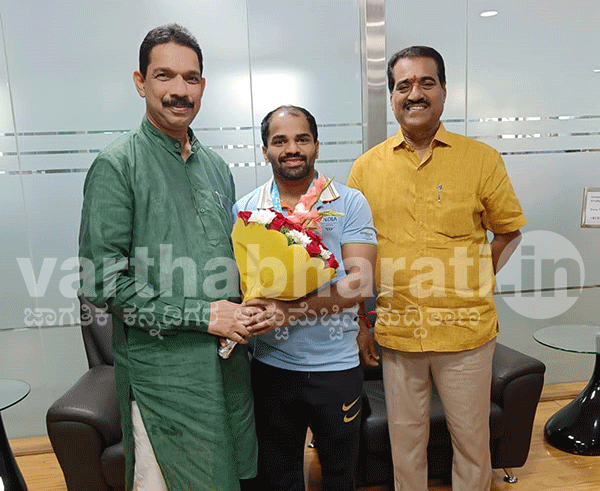 ಕಾಮನ್ ವೆಲ್ತ್ ಗೇಮ್ಸ್ | ತವರಿಗೆ ಆಗಮಿಸಿದ ಪದಕ ಗೆದ್ದ ಸಾಧಕ ಗುರುರಾಜ್ ಪೂಜಾರಿ